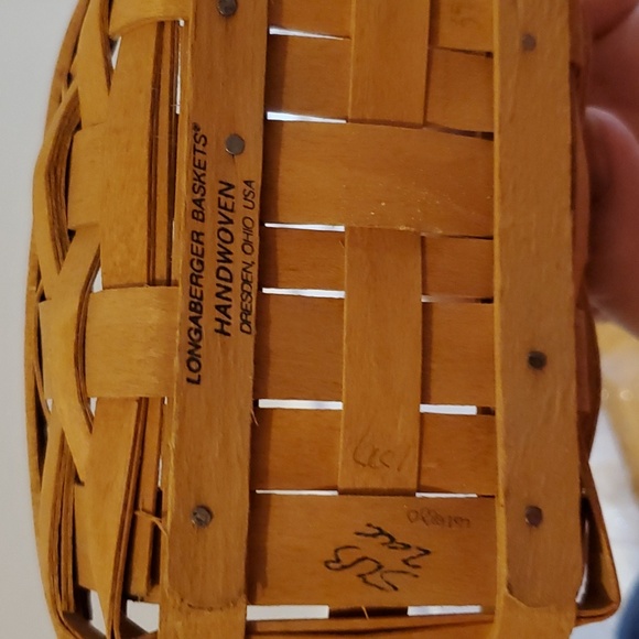 Longaberger basket with plastic & cloth liner - Picture 3 of 10